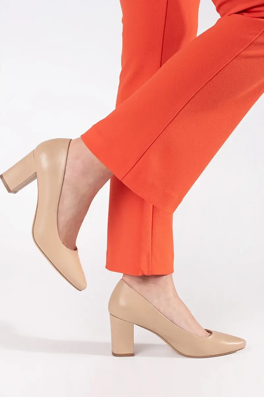 Smilšu krāsas augstpapēžu kurpes uz...