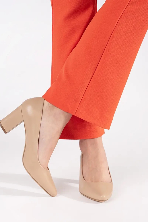 Smilšu krāsas augstpapēžu kurpes uz...