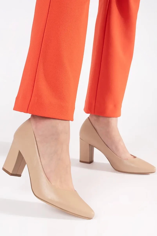 Smilšu krāsas augstpapēžu kurpes uz...