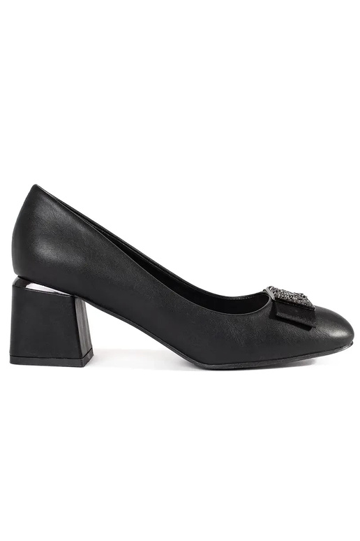 Melni kurpes uz papēža