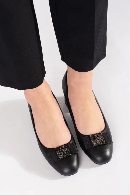 Melni kurpes uz papēža