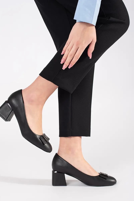 Melni kurpes uz papēža