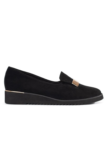 Melni pussoļi uz platformas