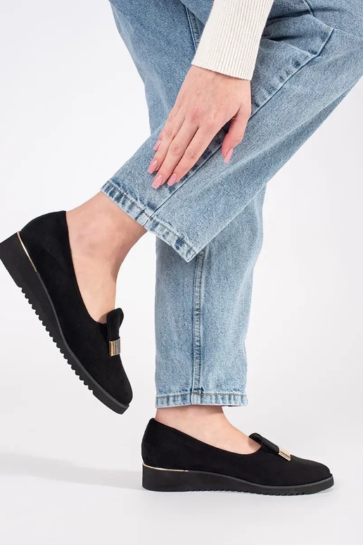 Melni pussoļi uz platformas