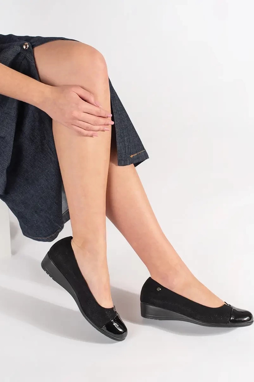 Melni pussoļi ar lakotiem purngaliem