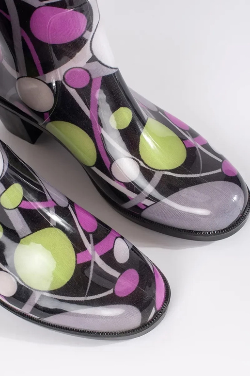 Punktēti gumijas zābaki uz augstpapēžu