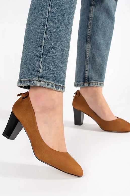 Sarkanie zamšā čības uz papēža Sarkanie zamšā čības uz papēža