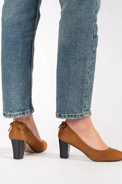 Sarkanie zamšā čības uz papēža Sarkanie zamšā čības uz papēža