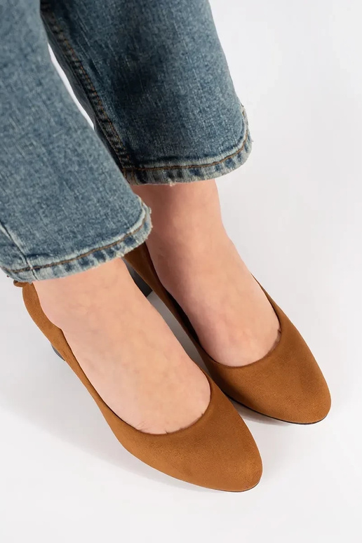 Sarkanie zamšā čības uz papēža Sarkanie zamšā čības uz papēža