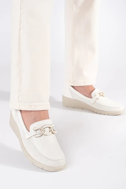 Baltie pussoļi uz platformas ar...