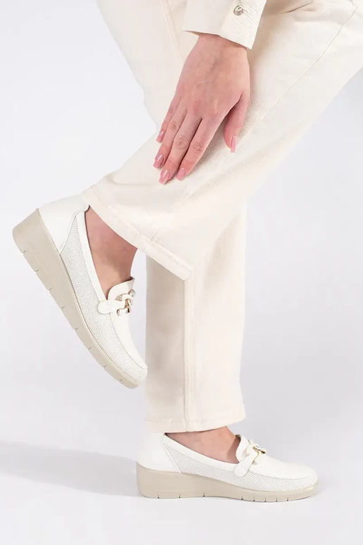 Baltie pussoļi uz platformas ar...