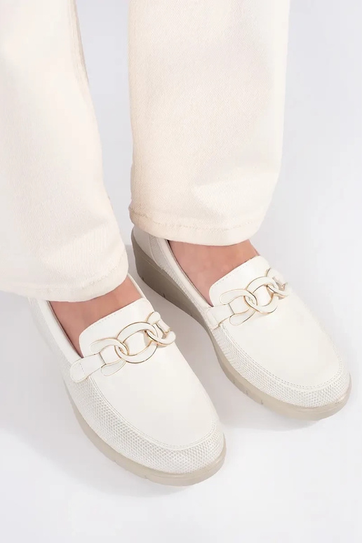 Baltie pussoļi uz platformas ar...