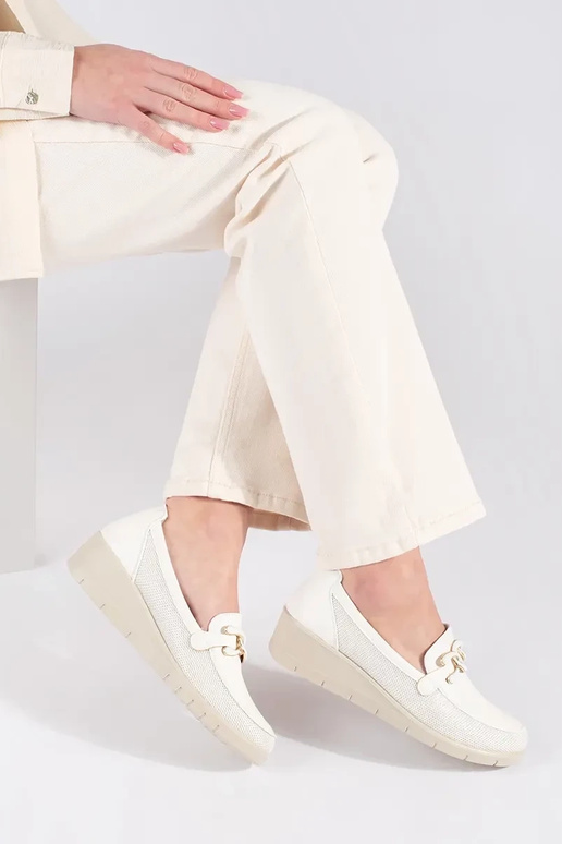 Baltie pussoļi uz platformas ar...