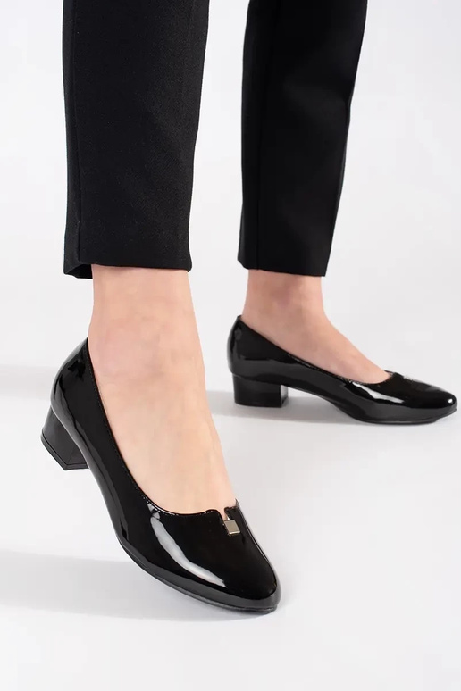 Melni augstpapēžu kurpes ar lakota...