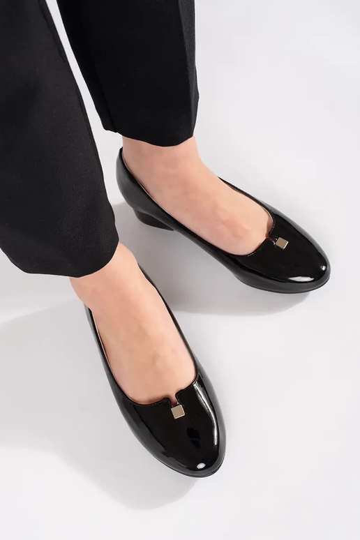 Melni augstpapēžu kurpes ar lakota...