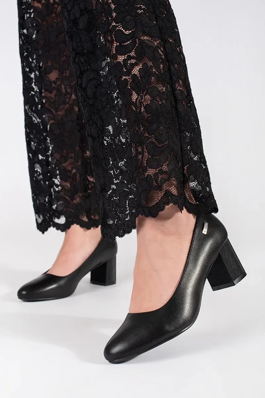 Melni klasiskie augstpapēžu kurpes...