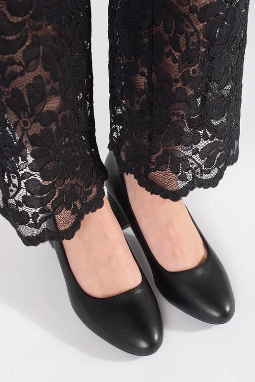 Melni klasiskie augstpapēžu kurpes...