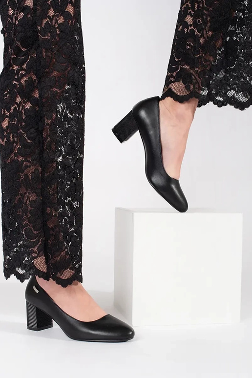 Melni klasiskie augstpapēžu kurpes...