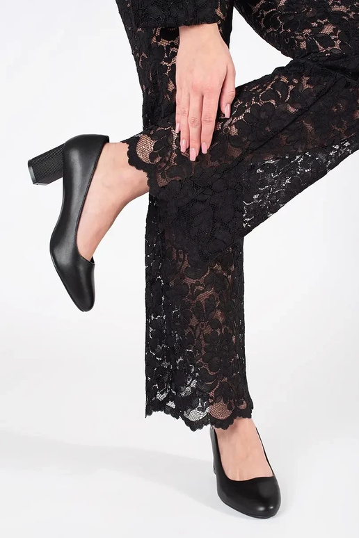 Melni klasiskie augstpapēžu kurpes...