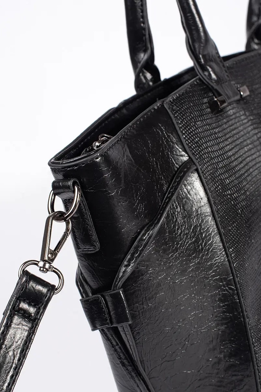 Melna liela soma ar papildus siksniņu