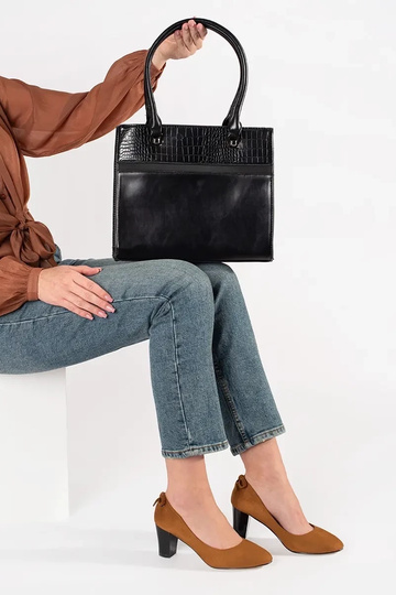 Melna vidēja izmēra soma uz... 2