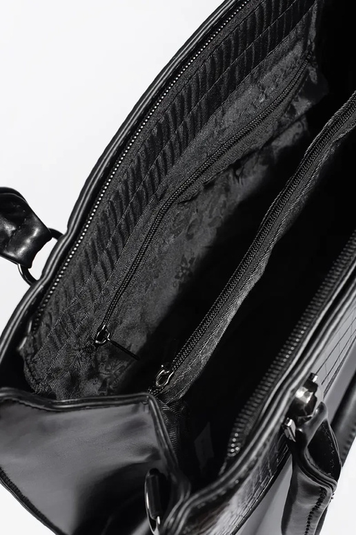 Melna vidēja izmēra soma uz pleca