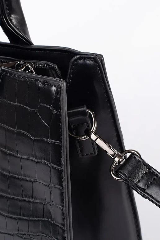 Melna vidēja izmēra soma uz pleca