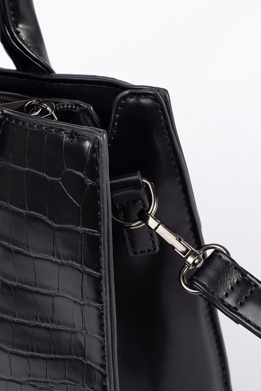 Melna vidēja izmēra soma uz pleca