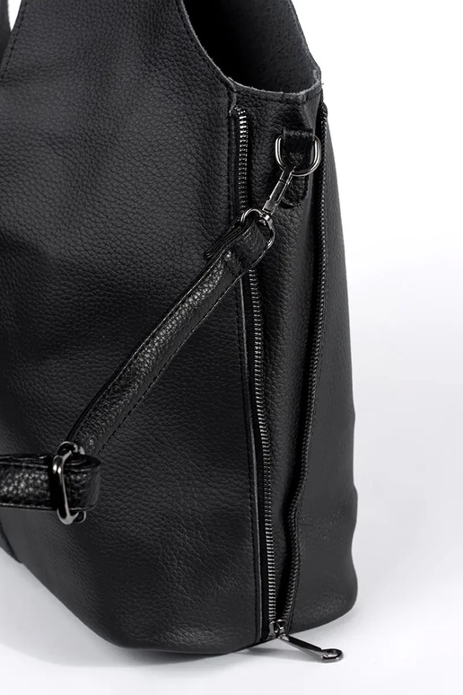 Melna liela soma no mākslīgās ādas