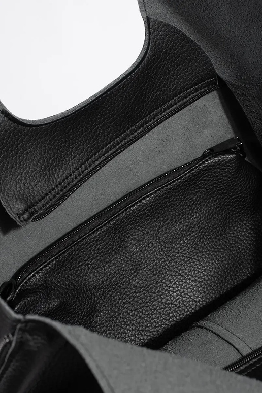 Melna liela soma no mākslīgās ādas