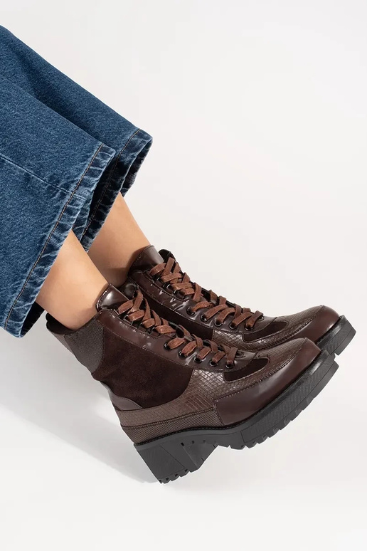 Bordo krāsas apavi ar auklu uz zema...