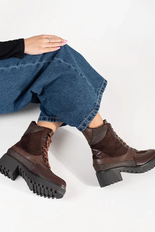 Bordo krāsas apavi ar auklu uz zema...