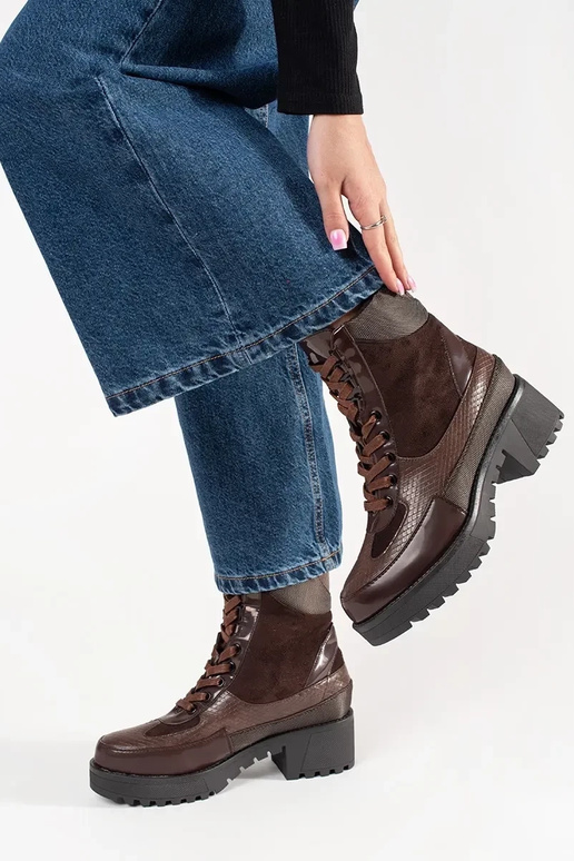 Bordo krāsas apavi ar auklu uz zema...