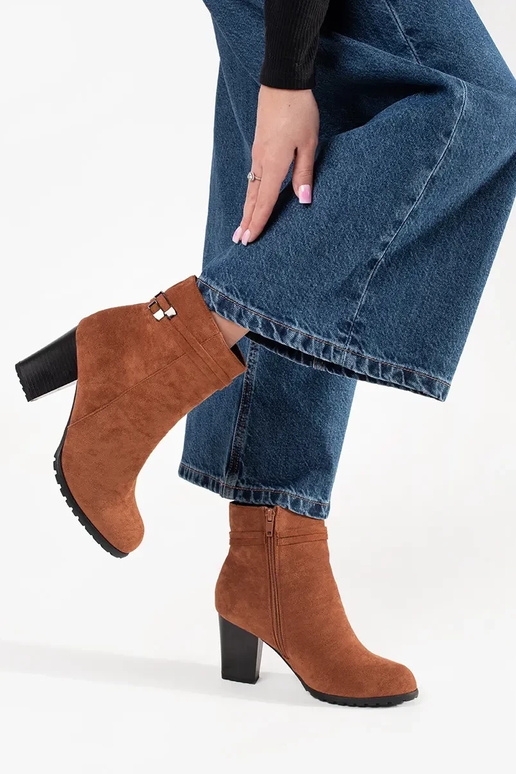 Brūni zābaki no zamšā