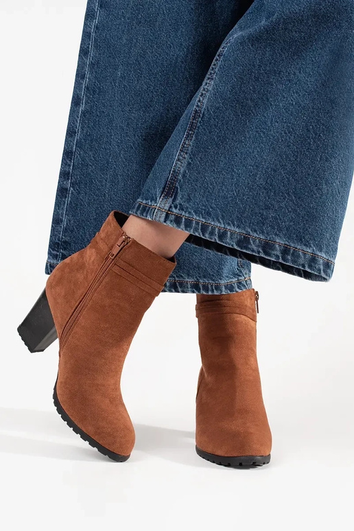 Brūni zābaki no zamšā