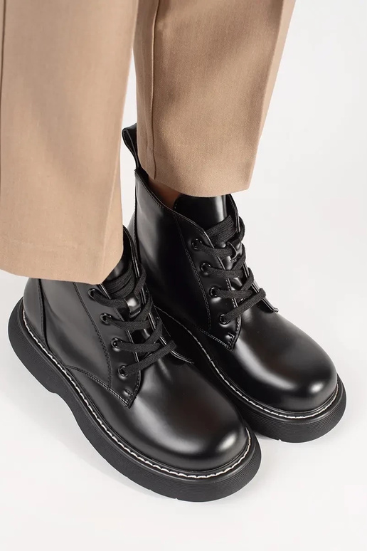 Melni apavi ar platformu