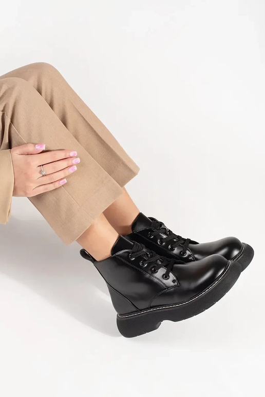 Melni apavi ar platformu