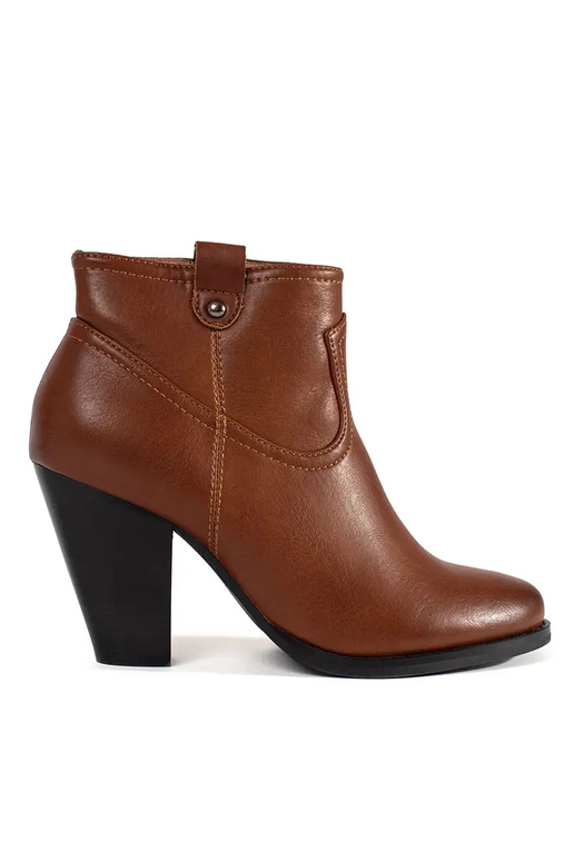 Brūni zābaki uz augstiem papēžiem