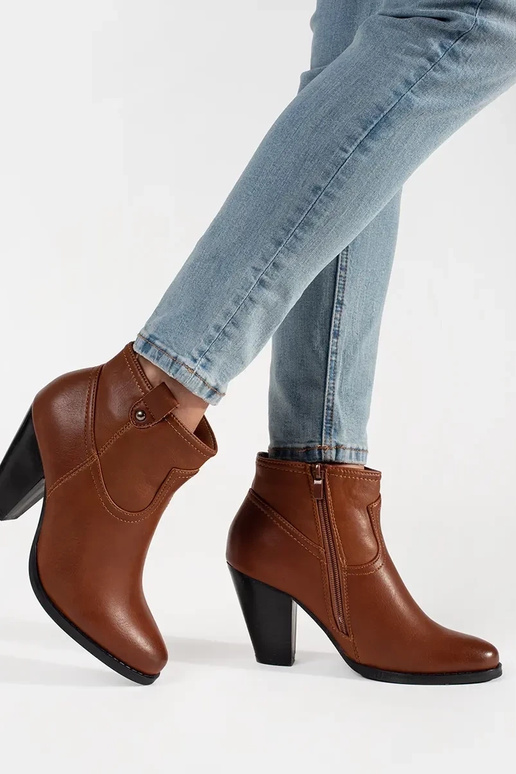 Brūni zābaki uz augstiem papēžiem