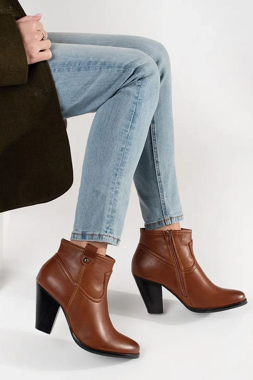 Brūni zābaki uz augstiem papēžiem