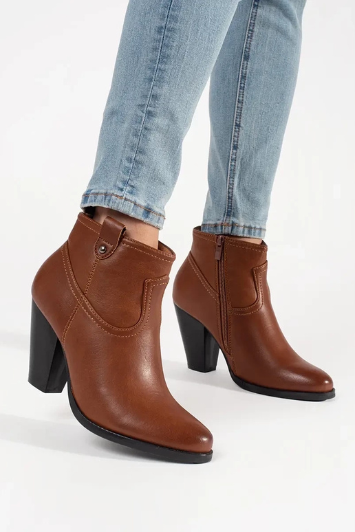 Brūni zābaki uz augstiem papēžiem