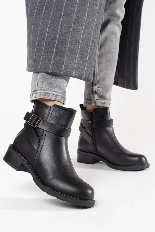 Melni zābaki uz zema papēža ar...