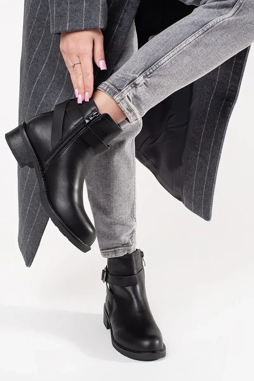 Melni zābaki uz zema papēža ar...