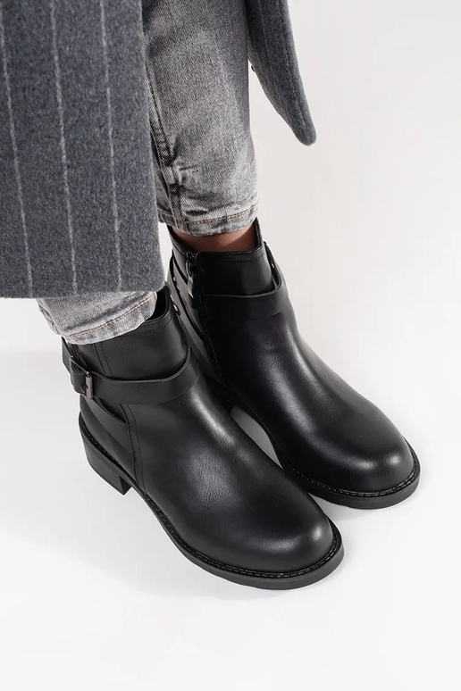 Melni zābaki uz zema papēža ar...