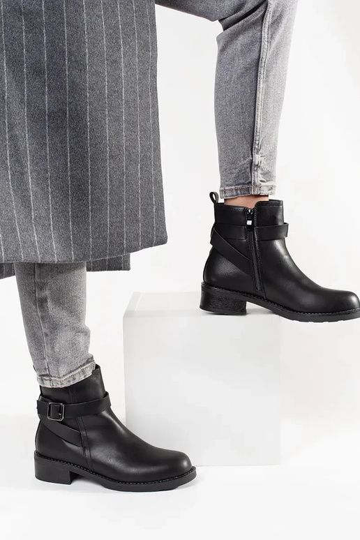 Melni zābaki uz zema papēža ar...