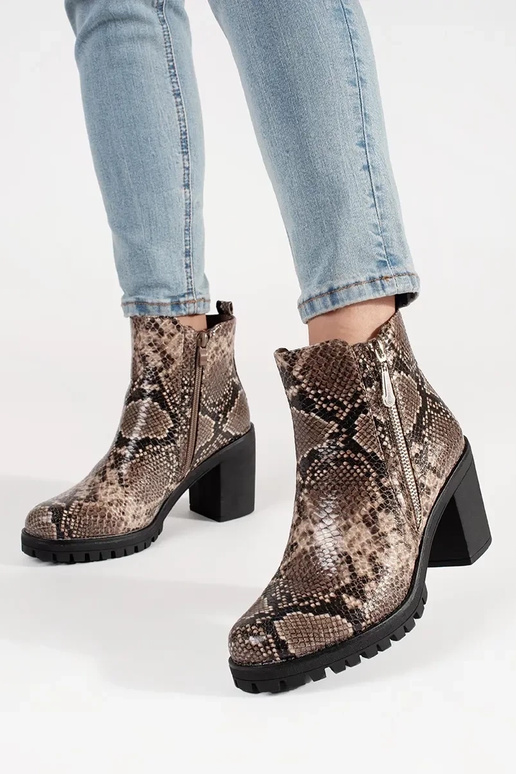 Apavi ar papēdi un leoparda rakstu