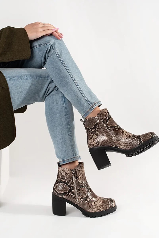 Apavi ar papēdi un leoparda rakstu