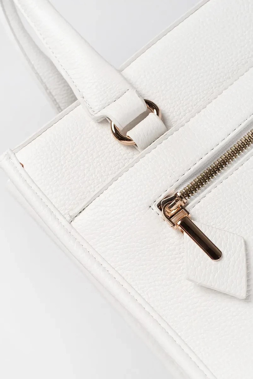 Balta soma ar rāvējslēdzēju