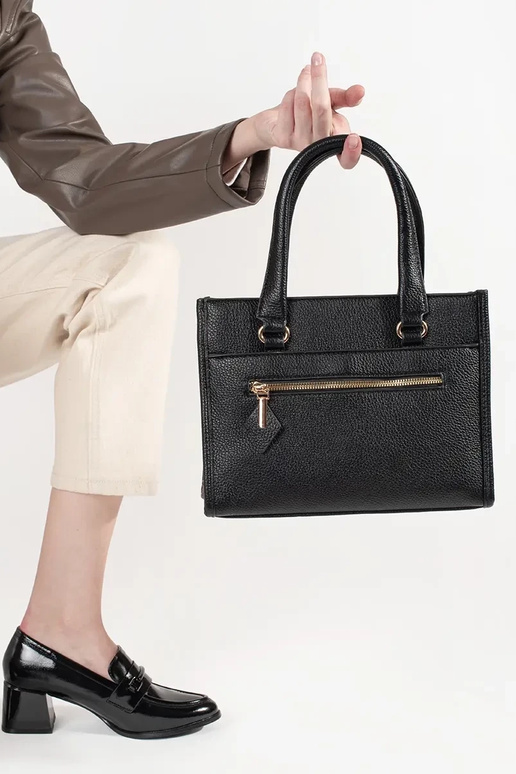 Melna soma ar rāvējslēdzēju