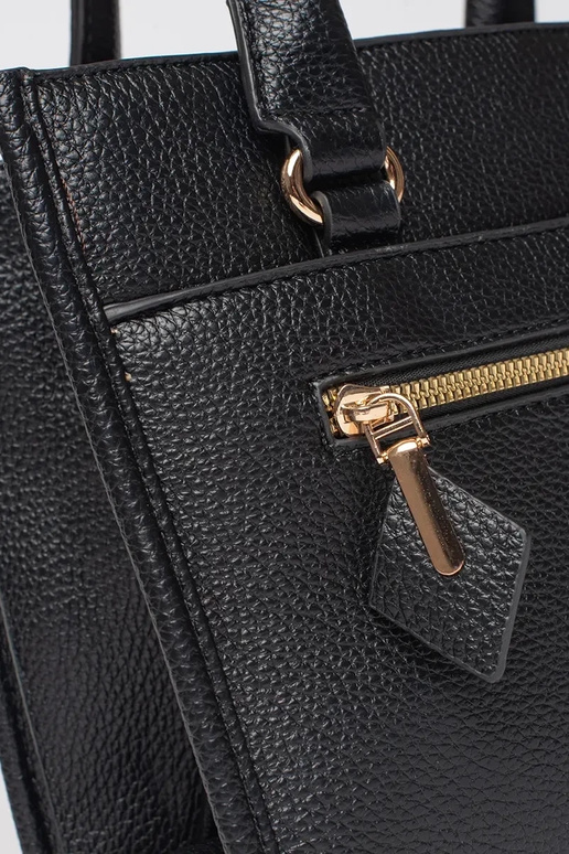 Melna soma ar rāvējslēdzēju